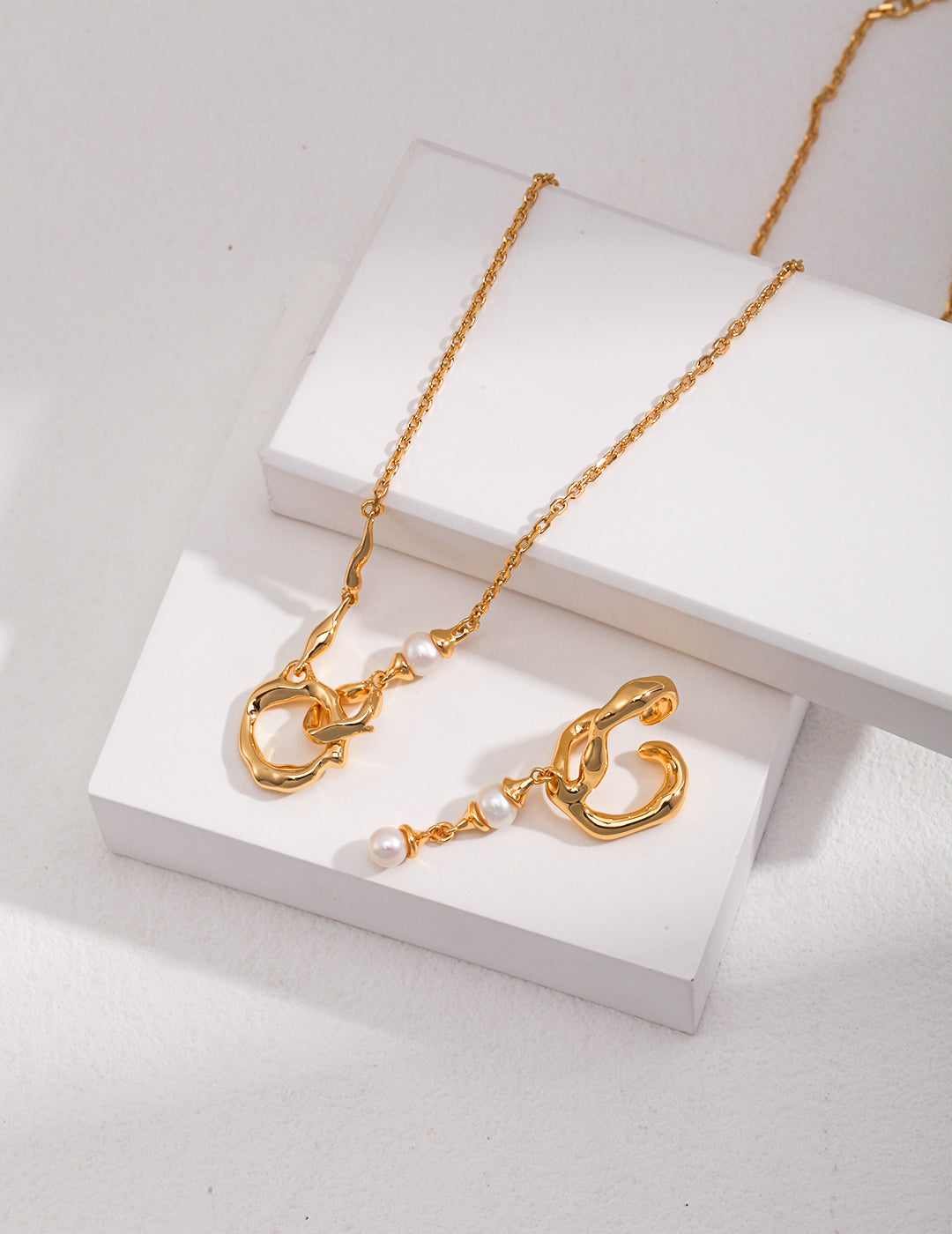 Loop Pearl Necklace